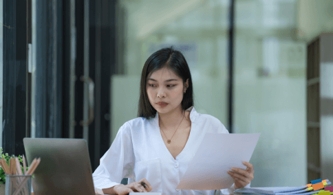A client checks a purchase contract with Chinese Translation Service in New York City to avoid real estate misunderstandings.